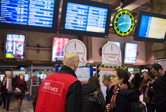 Railway workers go on strike in France