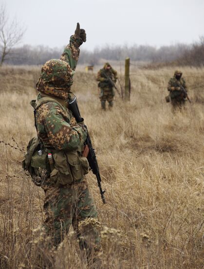 Drill of reconnaissance unit of LPR People's Militia