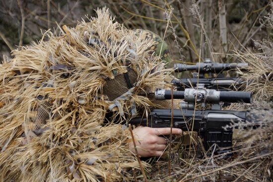 Drill of reconnaissance unit of LPR People's Militia