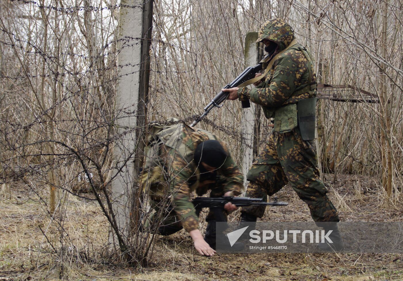 Drill of reconnaissance unit of LPR People's Militia