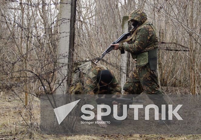 Servicemen with the reconnaissance unit of the People's Militia of the Lugansk People’s Republic (LPR) during a drill, the Lugansk Region. Author: Stringer/Sputnik. Drill of reconnaissance unit of LPR People's Militia