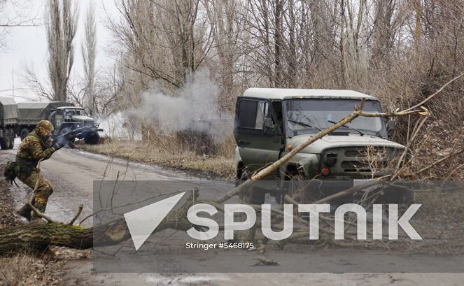 A serviceperson with the reconnaissance unit of the People's Militia of the Lugansk People’s Republic (LPR) during a drill, the Lugansk Region. Author: Stringer/Sputnik. Drill of reconnaissance unit of LPR People's Militia
