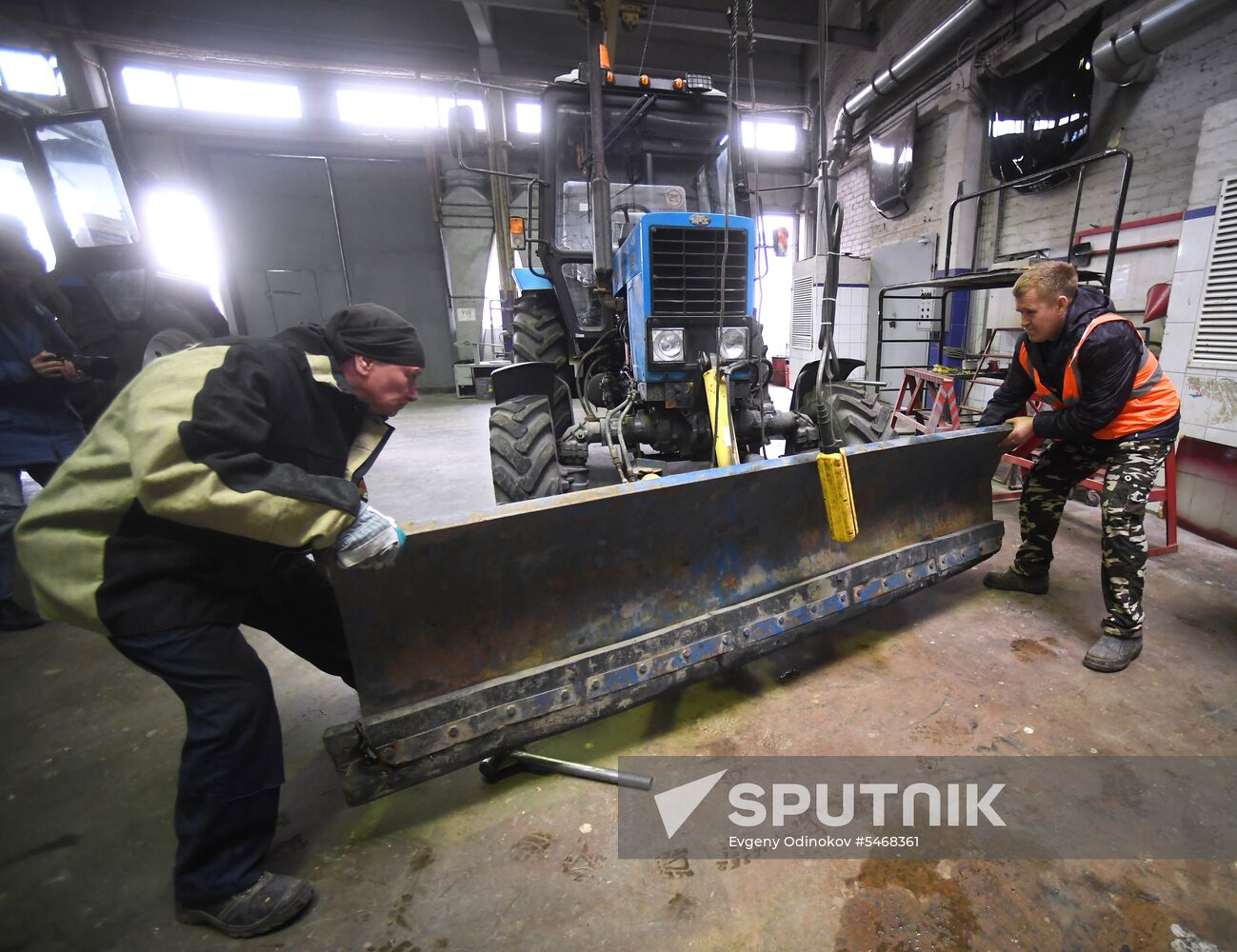 Moscow municipal services prepare machinery for summer season