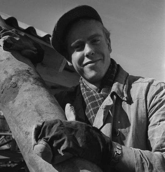 Young people during KOMSOMOL construction