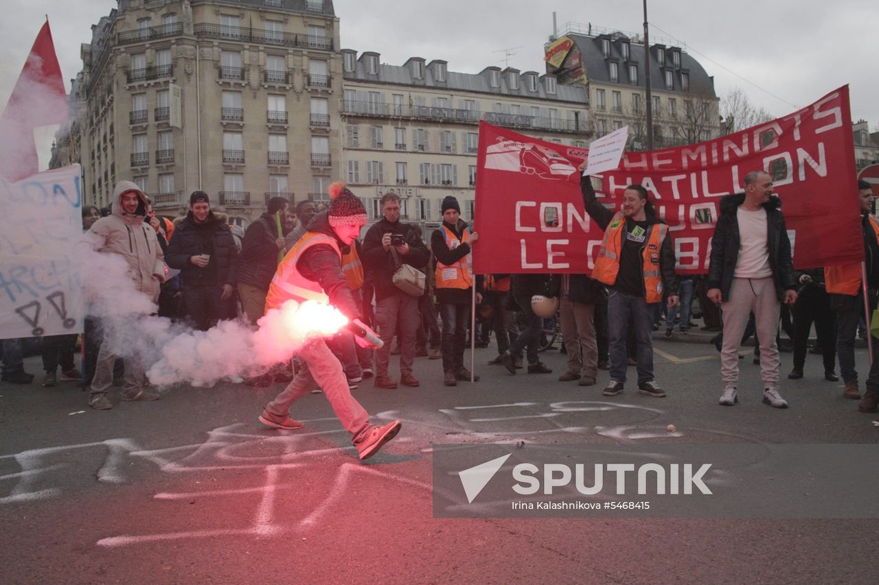 Railway workers go on strike in France