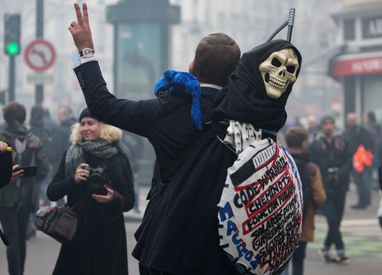Railway workers go on strike in France