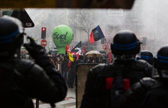 Railway workers go on strike in France