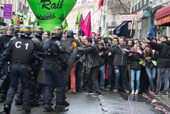Railway workers go on strike in France