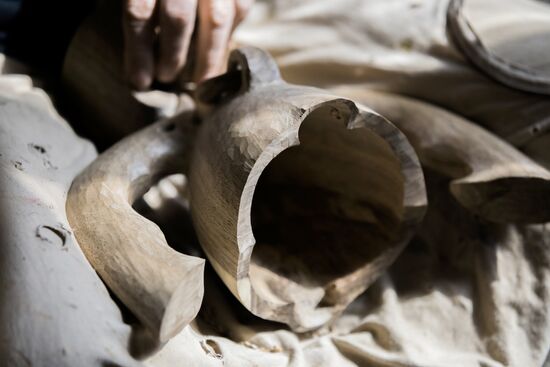 Carver's workshop in South Ossetia