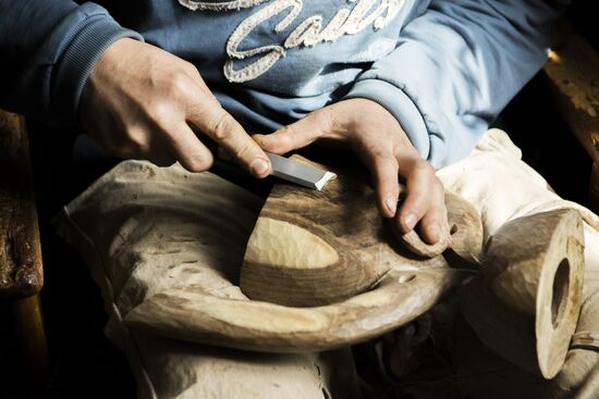 Carver's workshop in South Ossetia