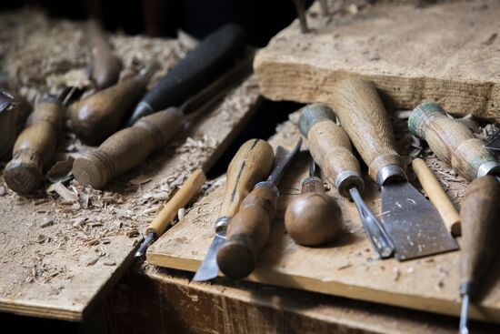 Carver's workshop in South Ossetia