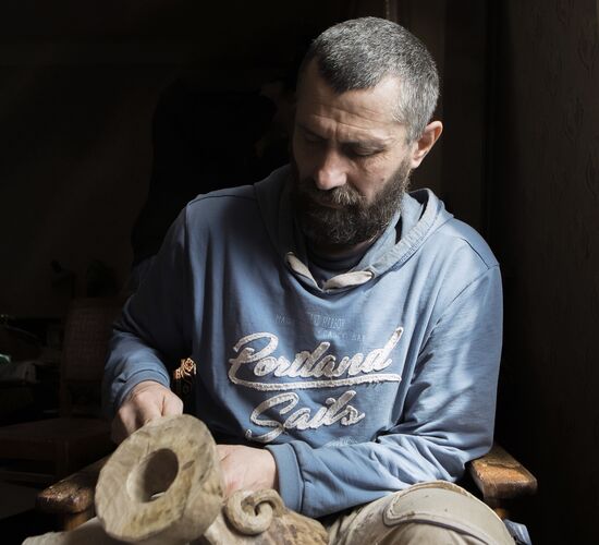 Carver's workshop in South Ossetia