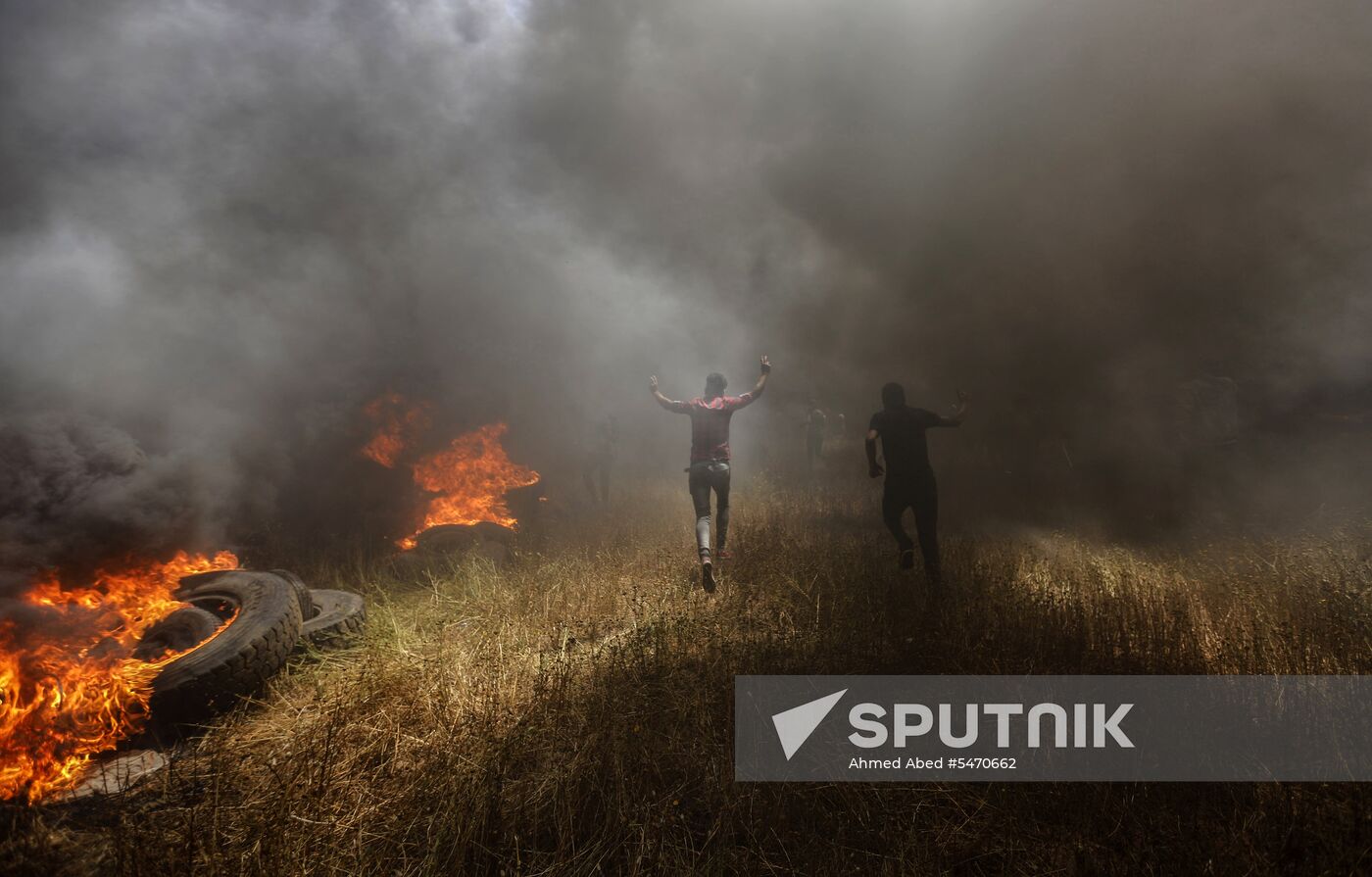 Palestinian protesters clash with the Israeli military at the border between the Gaza Strip and Israel. Location: Palestine. Author: Ahmed Abed/Sputnik. Protests on Gaza Strip's border with Israel