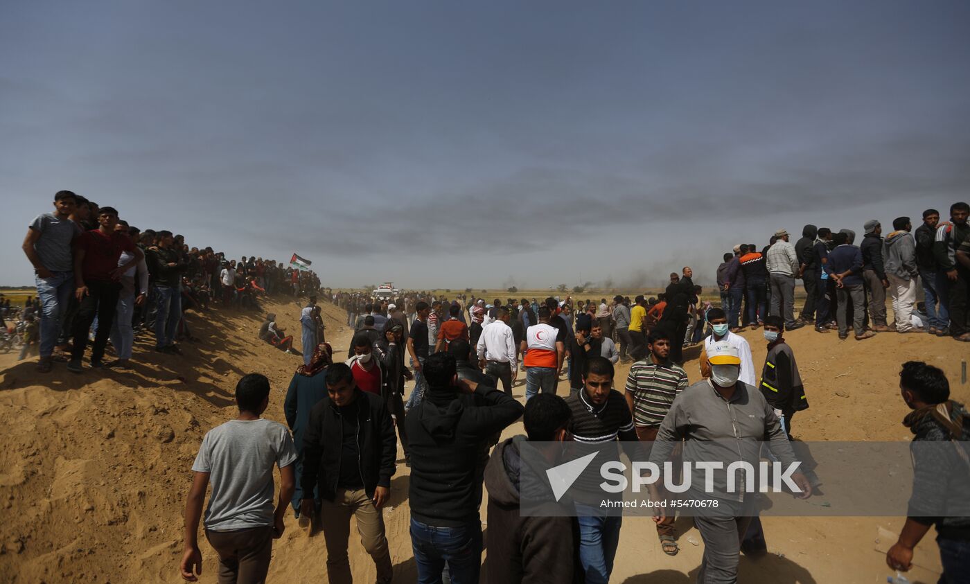 Palestinian protesters clash with the Israeli military at the border between the Gaza Strip and Israel. Location: Palestine. Author: Ahmed Abed/Sputnik. Protests on Gaza Strip's border with Israel