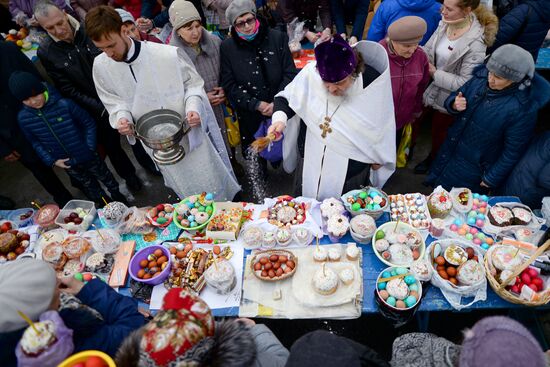 Blessing Easter cakes and eggs on Holy Saturday