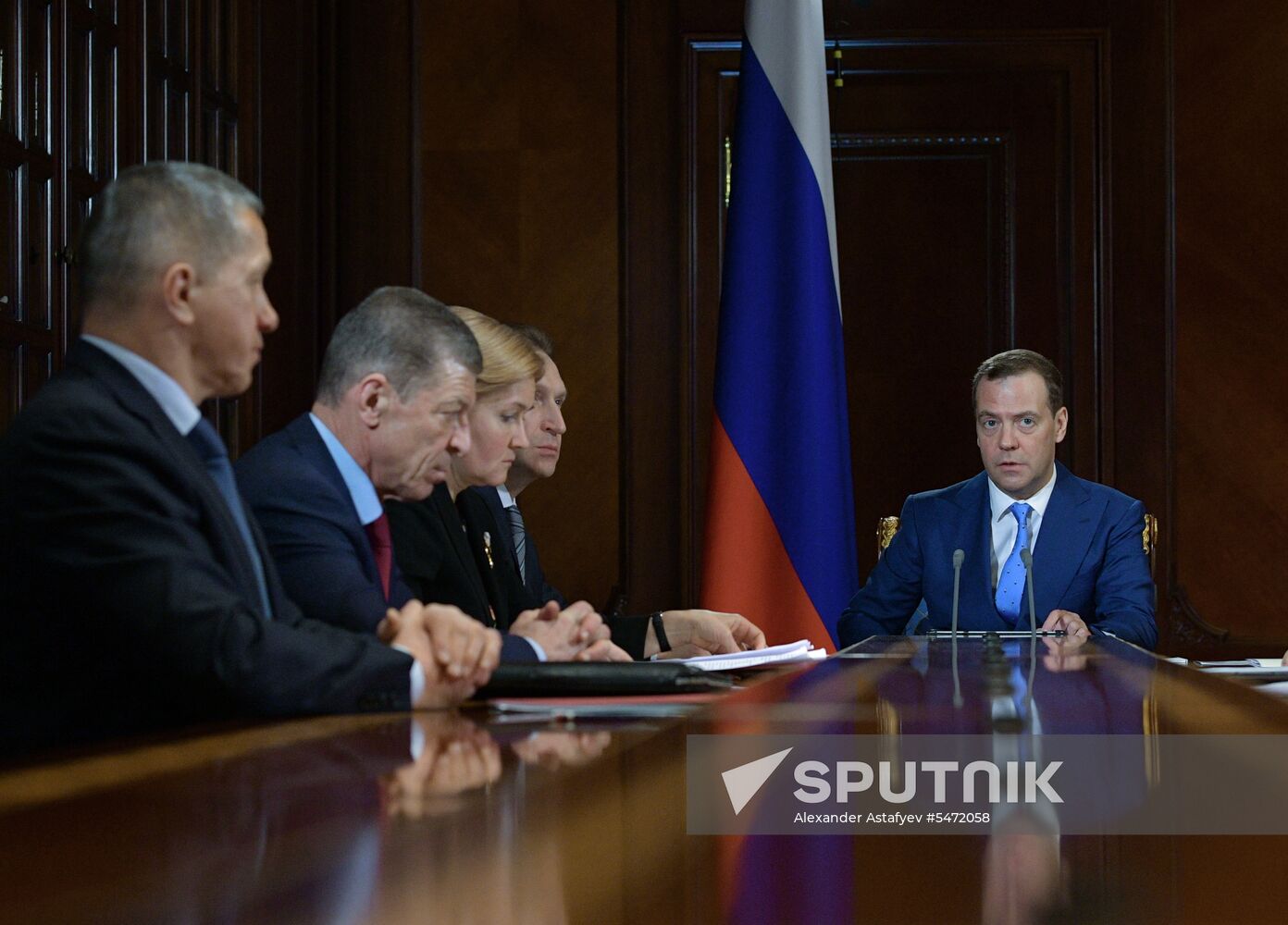 Prime Minister Medvedev chairs meeting with his deputies