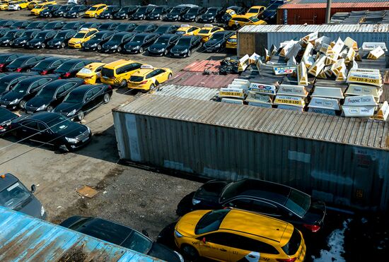 Parking of abandoned cars in Moscow