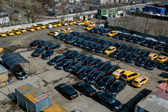 Parking of abandoned taxi cars in Moscow