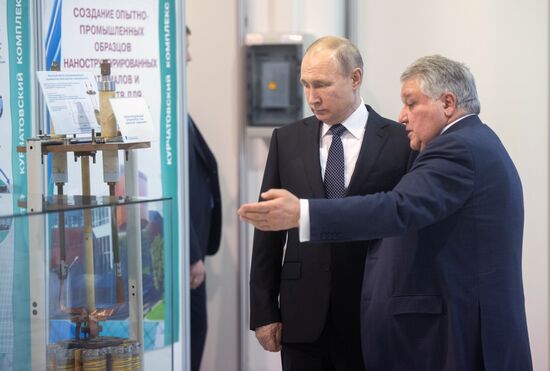 President Vladimir Putin visits Kurchatov Institute