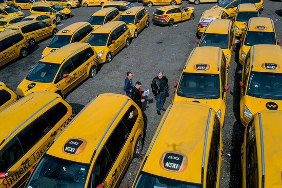 Parking of abandoned taxi cars in Moscow