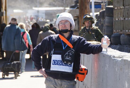 Stanitsa Luganskaya checkpoint