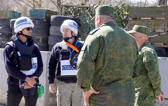 Stanitsa Luganskaya checkpoint