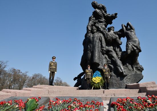 Laying flowers at Babiy Yar massacre memorial