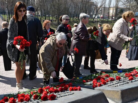 Laying flowers at Babiy Yar massacre memorial