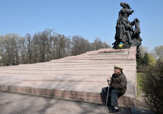 Laying flowers at Babiy Yar massacre memorial