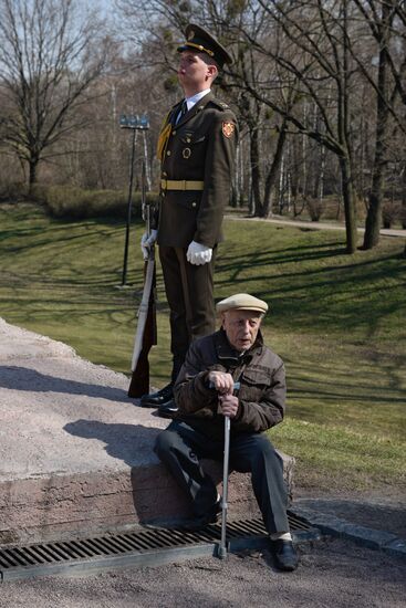 Laying flowers at Babiy Yar massacre memorial