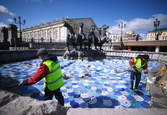 Cleaning Seasons fountain on Manezhnaya Square