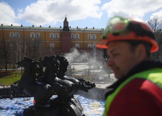 Cleaning Seasons fountain on Manezhnaya Square