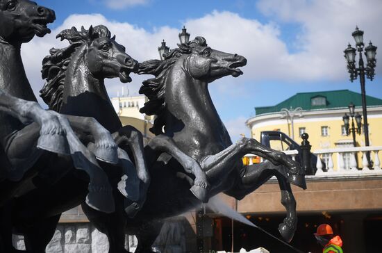 Cleaning Seasons fountain on Manezhnaya Square