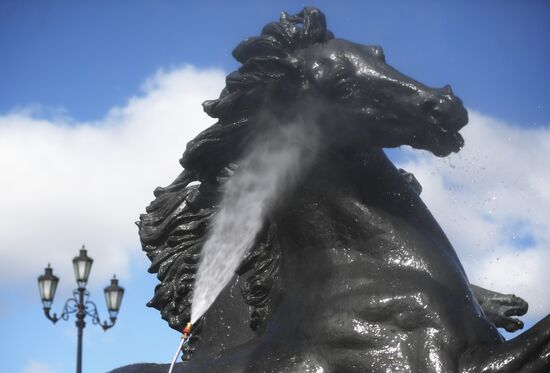 Cleaning Seasons fountain on Manezhnaya Square