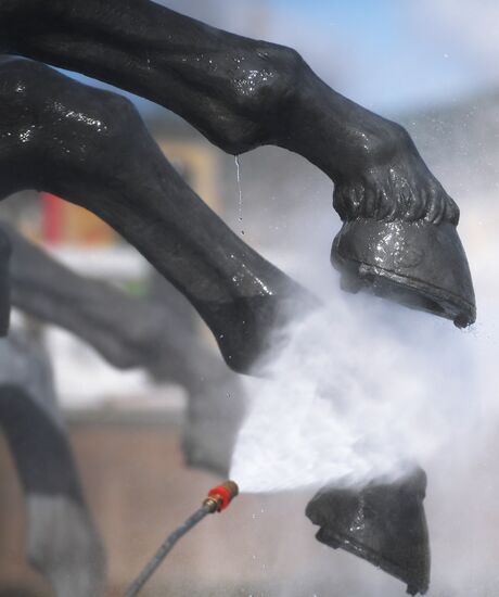 Cleaning Seasons fountain on Manezhnaya Square