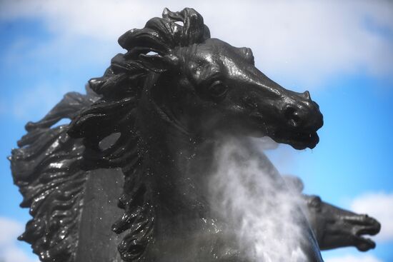 Cleaning Seasons fountain on Manezhnaya Square