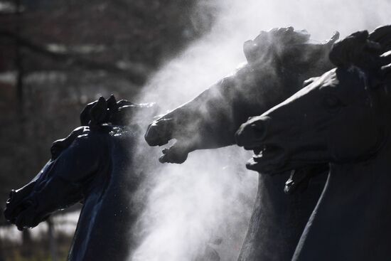 Cleaning Seasons fountain on Manezhnaya Square