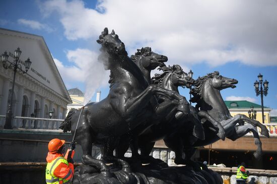 Cleaning Seasons fountain on Manezhnaya Square
