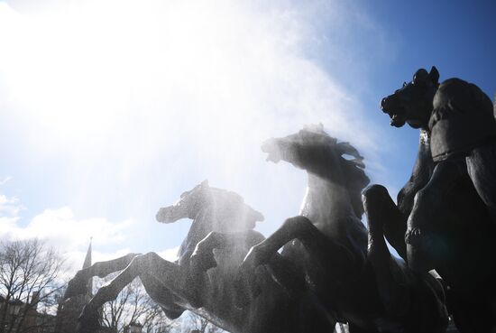 Cleaning Seasons fountain on Manezhnaya Square