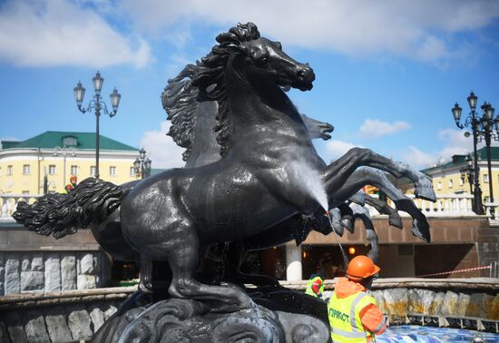 Cleaning Seasons fountain on Manezhnaya Square