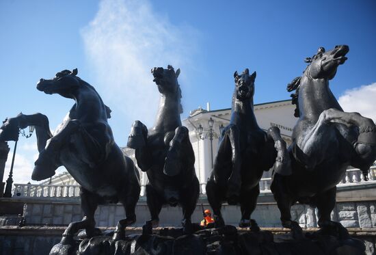Cleaning Seasons fountain on Manezhnaya Square