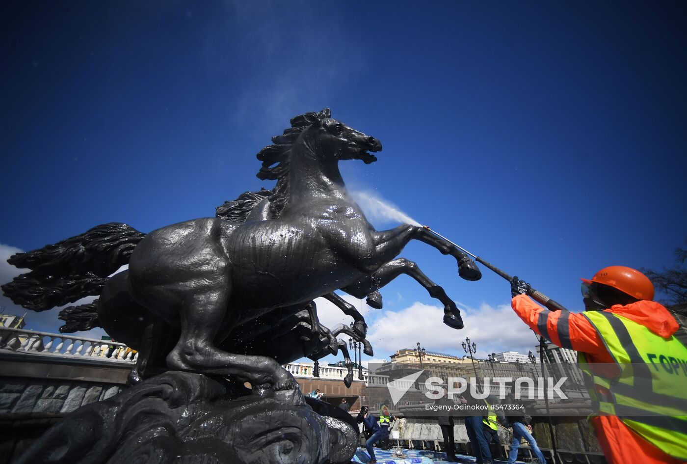 Cleaning Seasons fountain on Manezhnaya Square