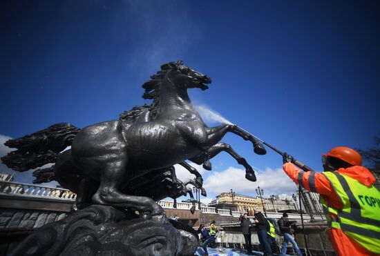 Cleaning Seasons fountain on Manezhnaya Square