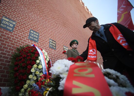 Laying flowers at Yuri Gagarin's grave near Kremlin Wall