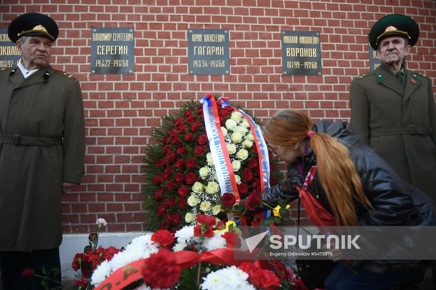 Laying flowers at Yuri Gagarin's grave near Kremlin Wall