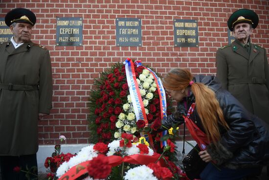 Laying flowers at Yuri Gagarin's grave near Kremlin Wall