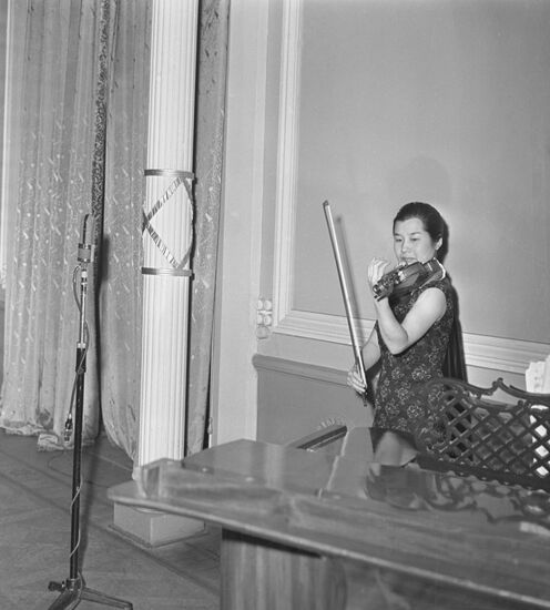 Performance of violinist Tsuji Hisako