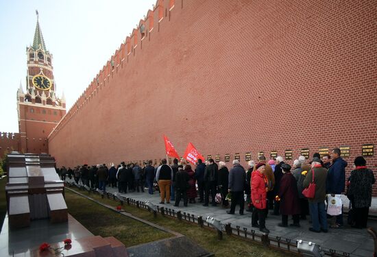 Laying flowers at Yuri Gagarin's grave near Kremlin Wall