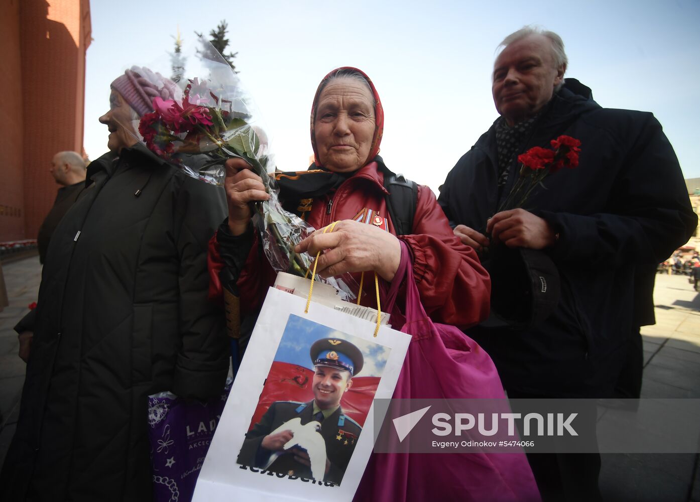 Laying flowers at Yuri Gagarin's grave near Kremlin Wall