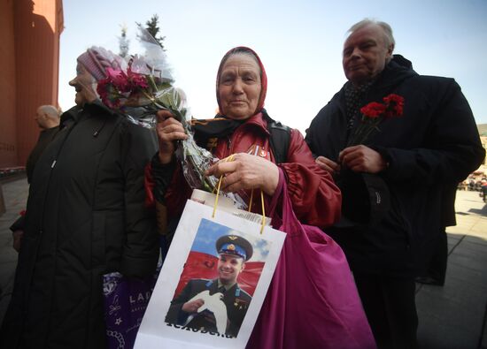 Laying flowers at Yuri Gagarin's grave near Kremlin Wall